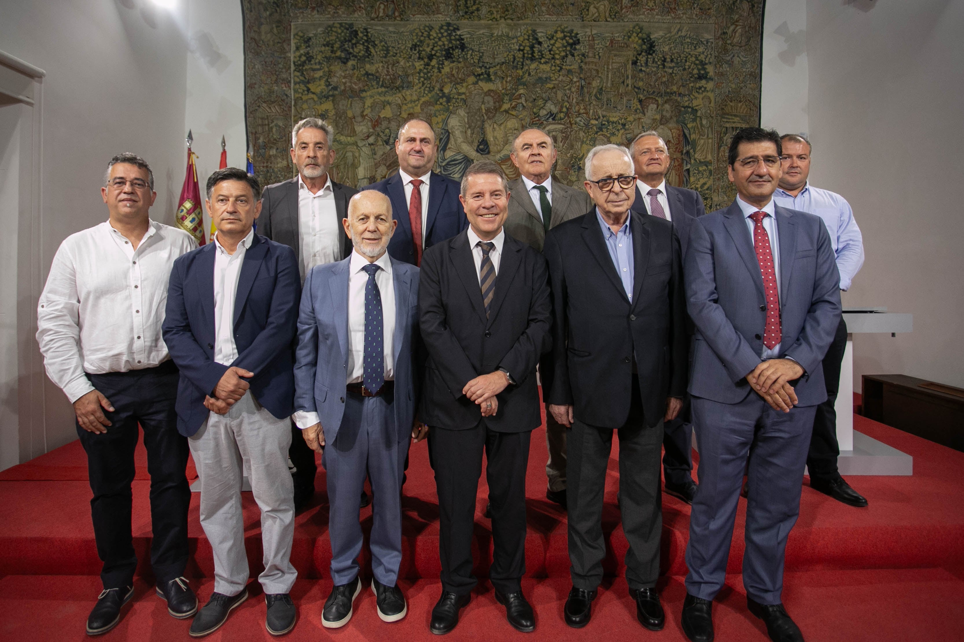 Foto de familia del acto de firma de los nuevos estatutos de la Asociación Interprofesional Vinos de Valdepeñas