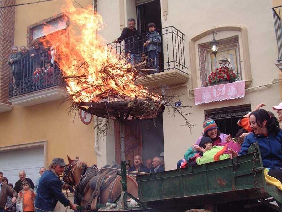 Nules celebra su fiesta de Sant Vicent con las tradicionales vueltas a las hogueras