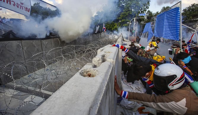 Manifestante anti-gubernamentales, tras unas barricadas en Bangkok (Tailandia).