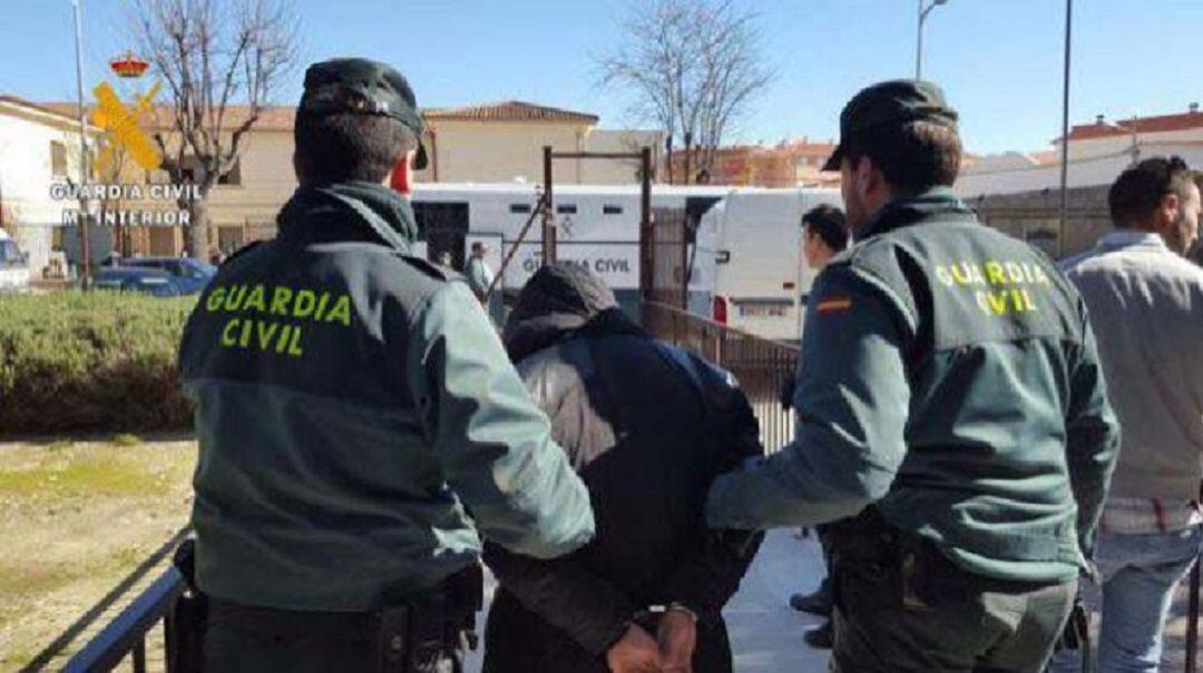 Agentes de la Guardia Civil practicando una detención