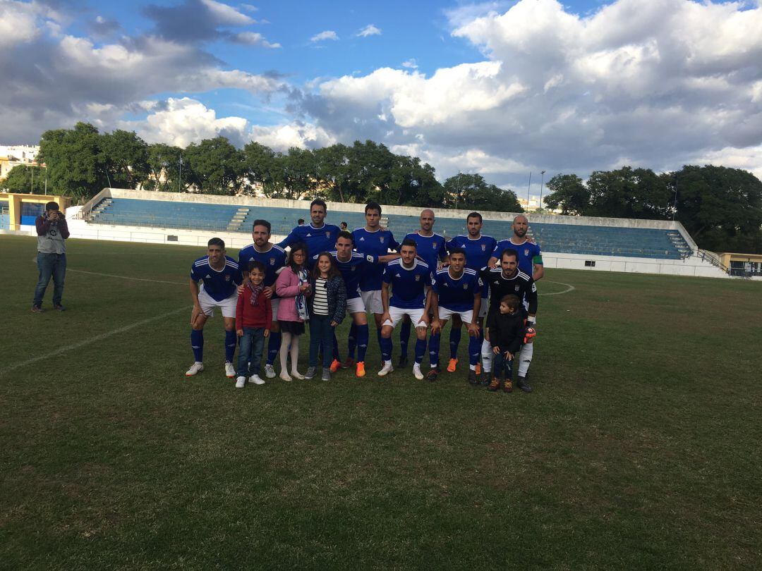 El equipo posando antes de comenzar el partido ante el Sevilla C
