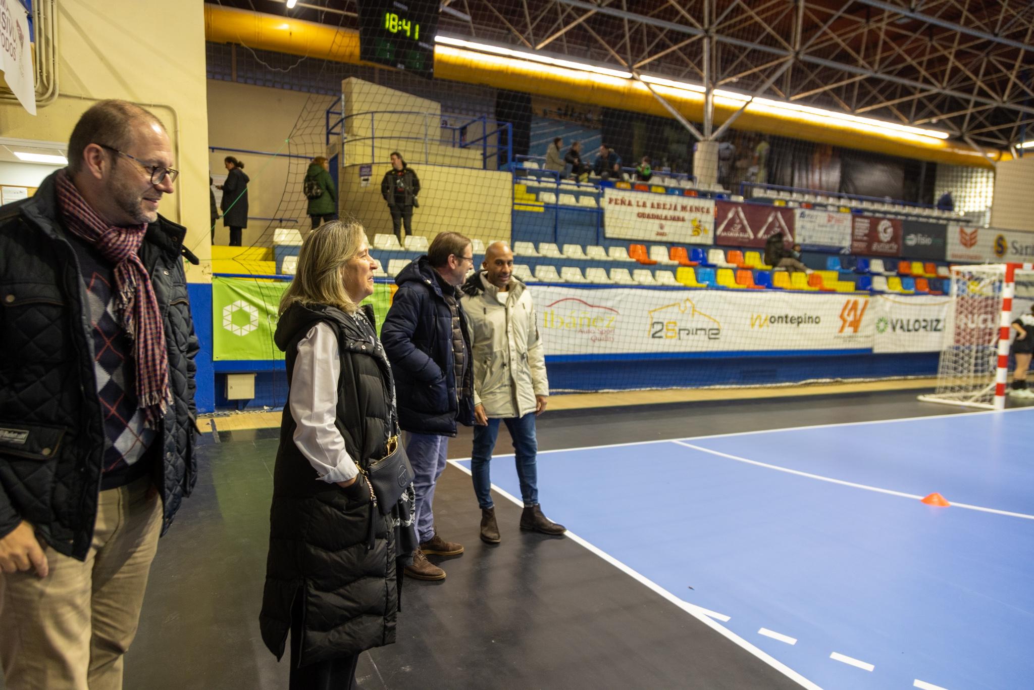 La alcaldesa visita la nueva pista del polideportivo David Santamaría