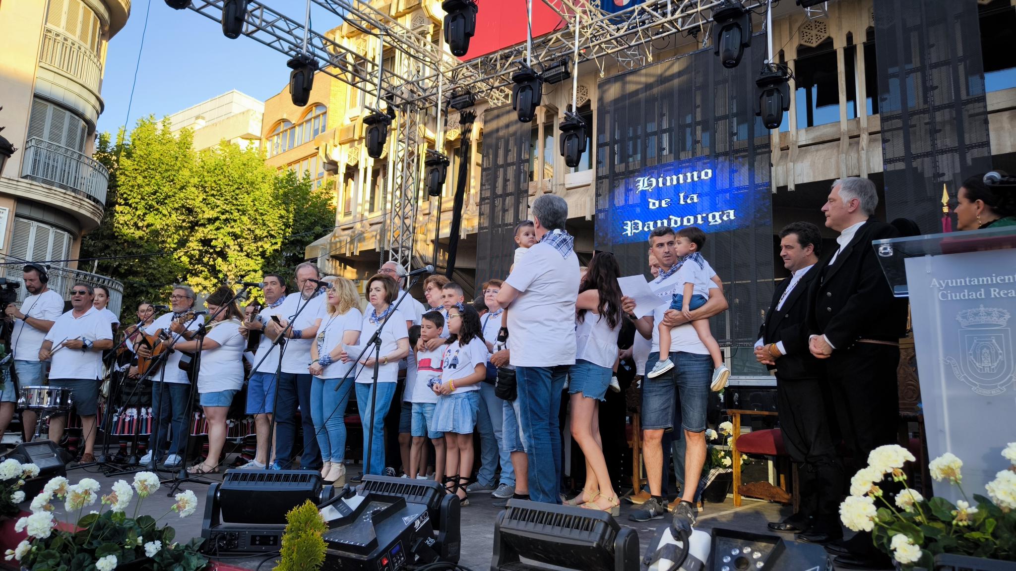 Asociación de &quot;Amigos de Javier Segovia&quot; durante la interpretación del himno de la Pandorga