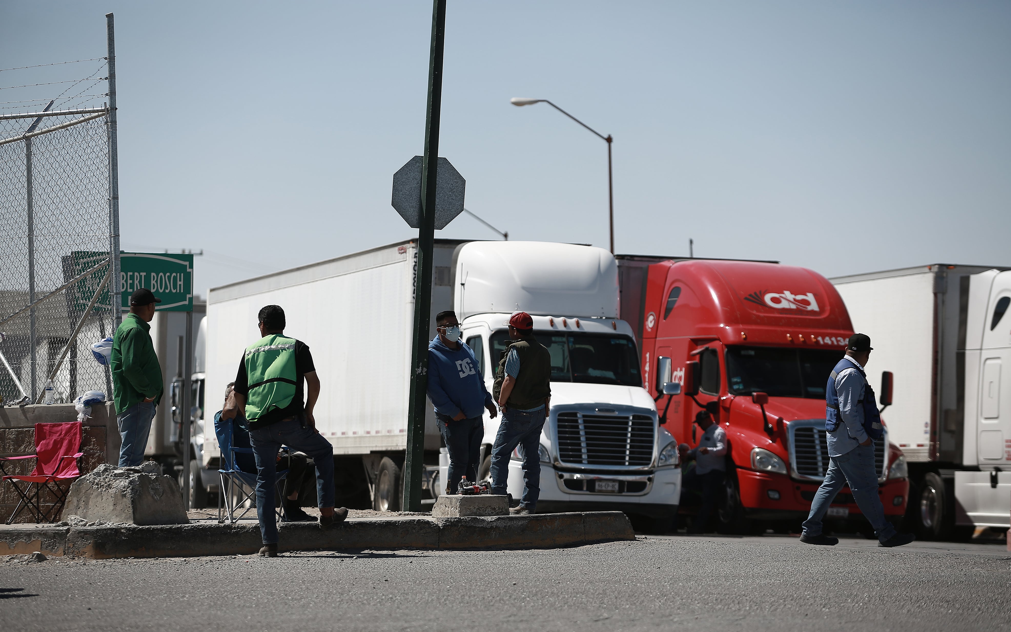 MEX885. CIUDAD JUÁREZ (MÉXICO), 12/04/2022.- Transportistas hacen fila para ser inspeccionados, en el Puente Internacional Zaragoza, hoy, en ciudad Juárez, en el estado de Chihuahua (México). Una veintena de organismos empresariales con presencia en el norte de México denunciaron este martes que las inspecciones de seguridad impuestas por el gobernador de Texas, Greg Abbott, están "trastocando" el flujo de mercancías en la frontera y poniendo en riesgo la cadena de suministro, lo que puede ocasionar "pérdidas millonarias". EFE/ Luis Torres