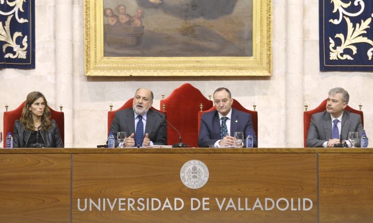 El presidente del Tribunal Constitucional, Francisco Pérez de los Cobos (2i), en el Paraninfo de la Universidad de Valladolid