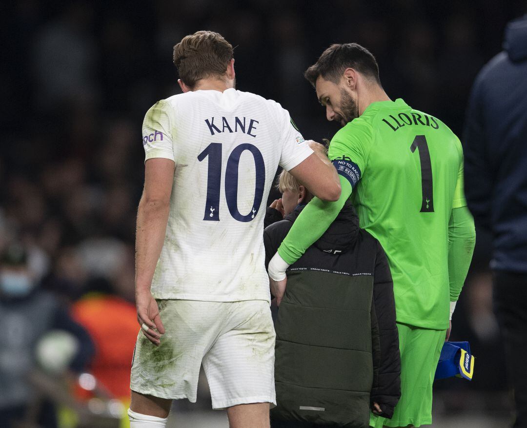 Harry Kane y Hugo Lloris durante un partido de la Europa Conference League contra el Vitesse 