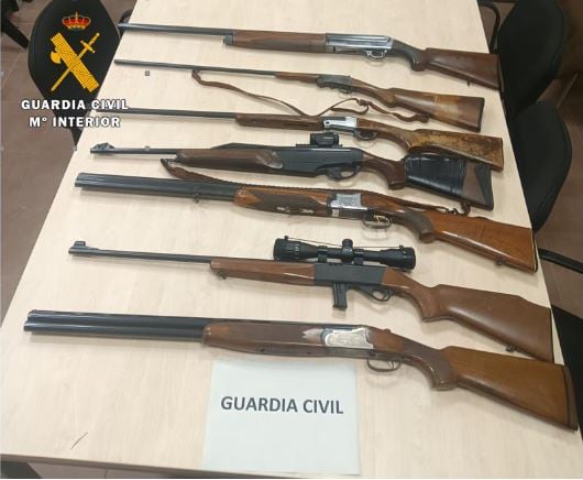 Las armas de fuego fueron intervenidas tras detener al presunto autor de las amenazas