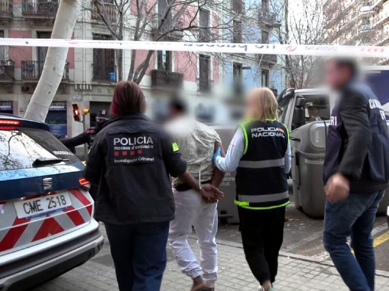 Un dels 14 detinguts del grup criminal internacional que fabricava bitllets falsos de 100 euros. Imatge dels Mossos d'Esquadra