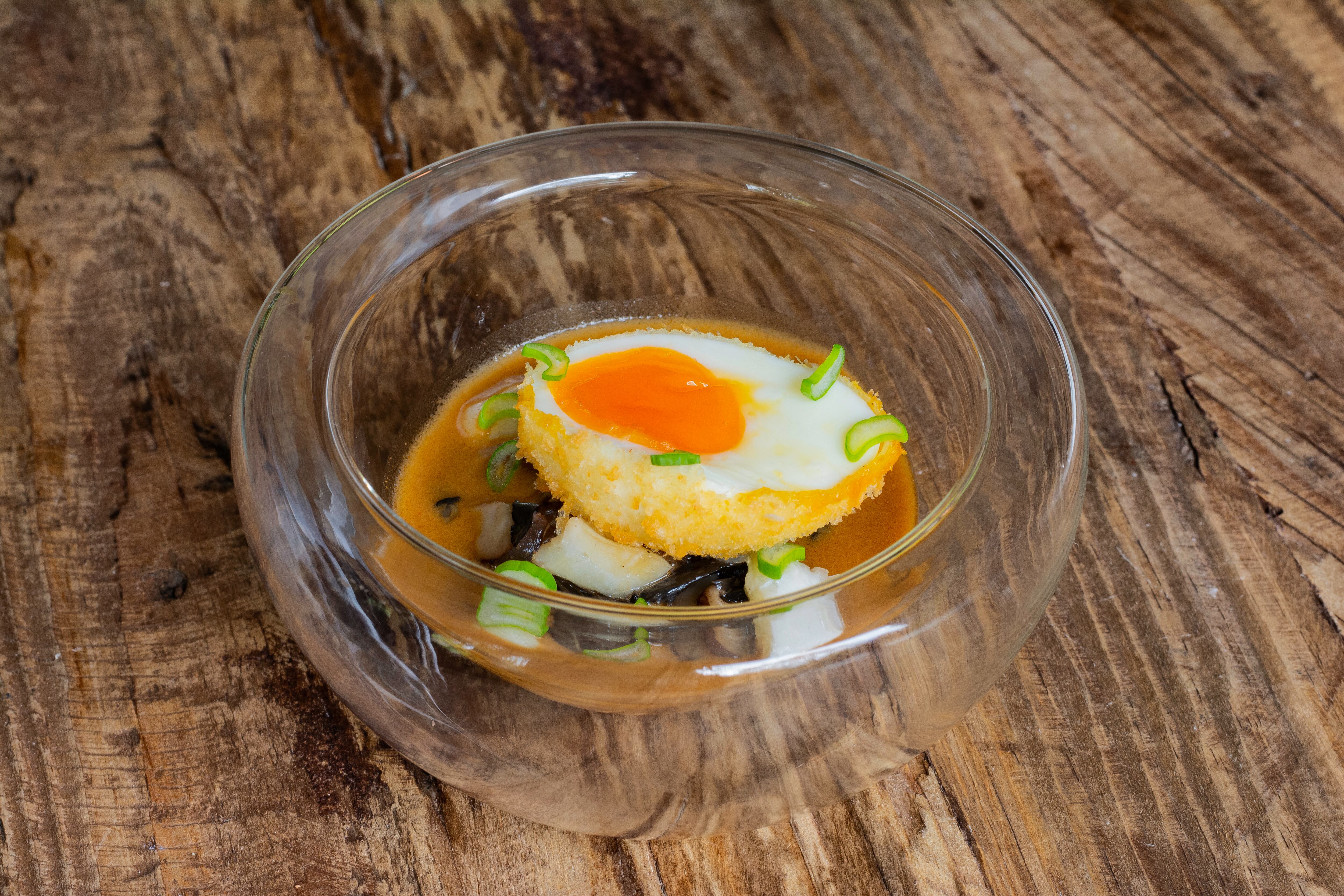 Ramen de sopa de ajo negro manchego (Molino de Alcuneza).