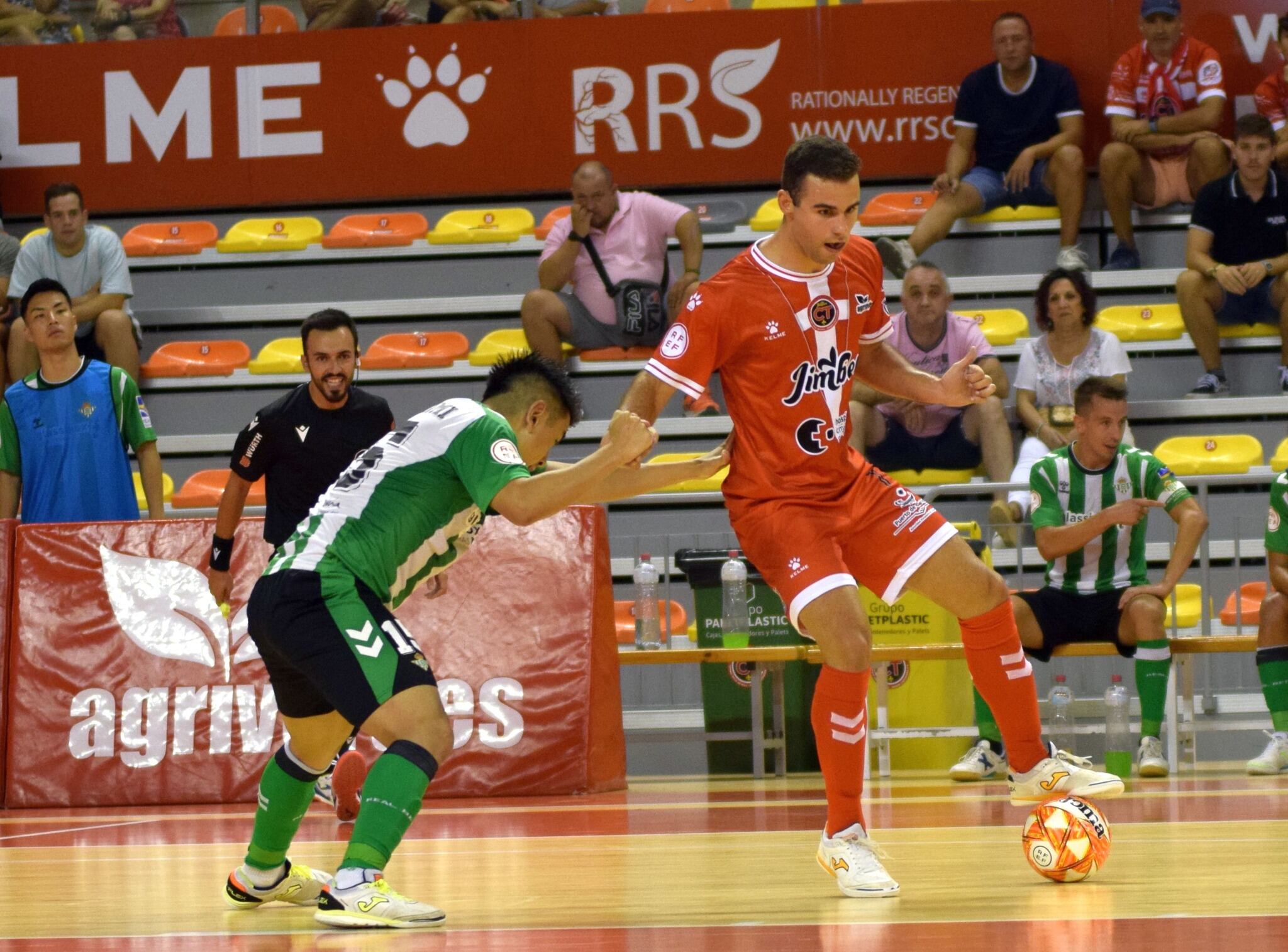 Juanan juega de espaldas durante la primera jornada de liga