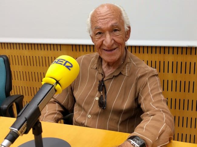 El disc jockey "El Greco" durante la entrevista