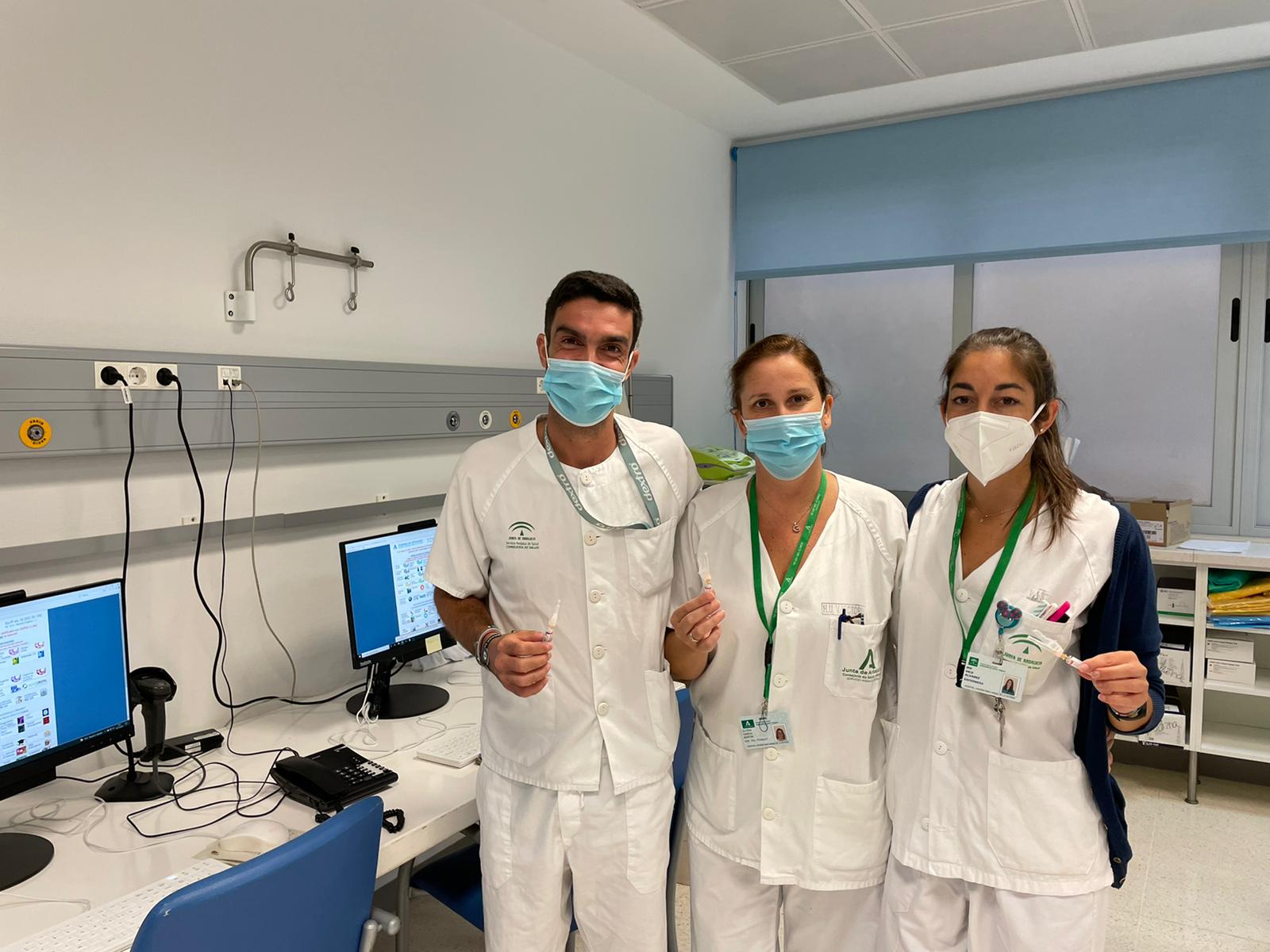 Sanitarios del Hospital Clínico de Málaga han recibido la cuatro dosis de la Covid