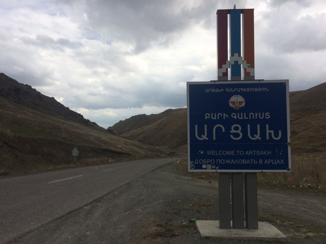 Acceso a Nagorno Karabaj desde una de las dos carreteras que unen el territorio con Armenia.