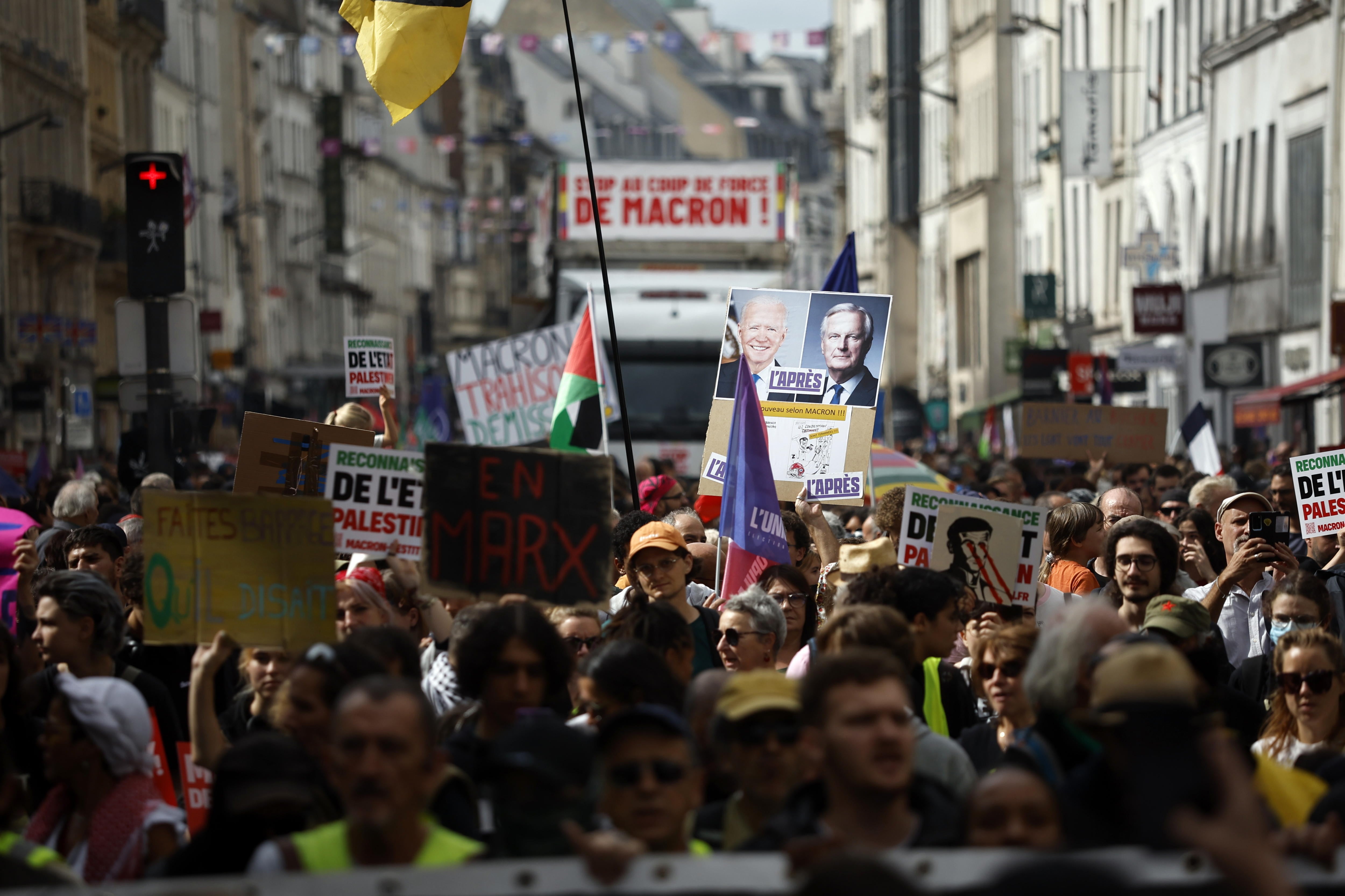 Miles de franceses salen a las calles para protestar contra Barnier.