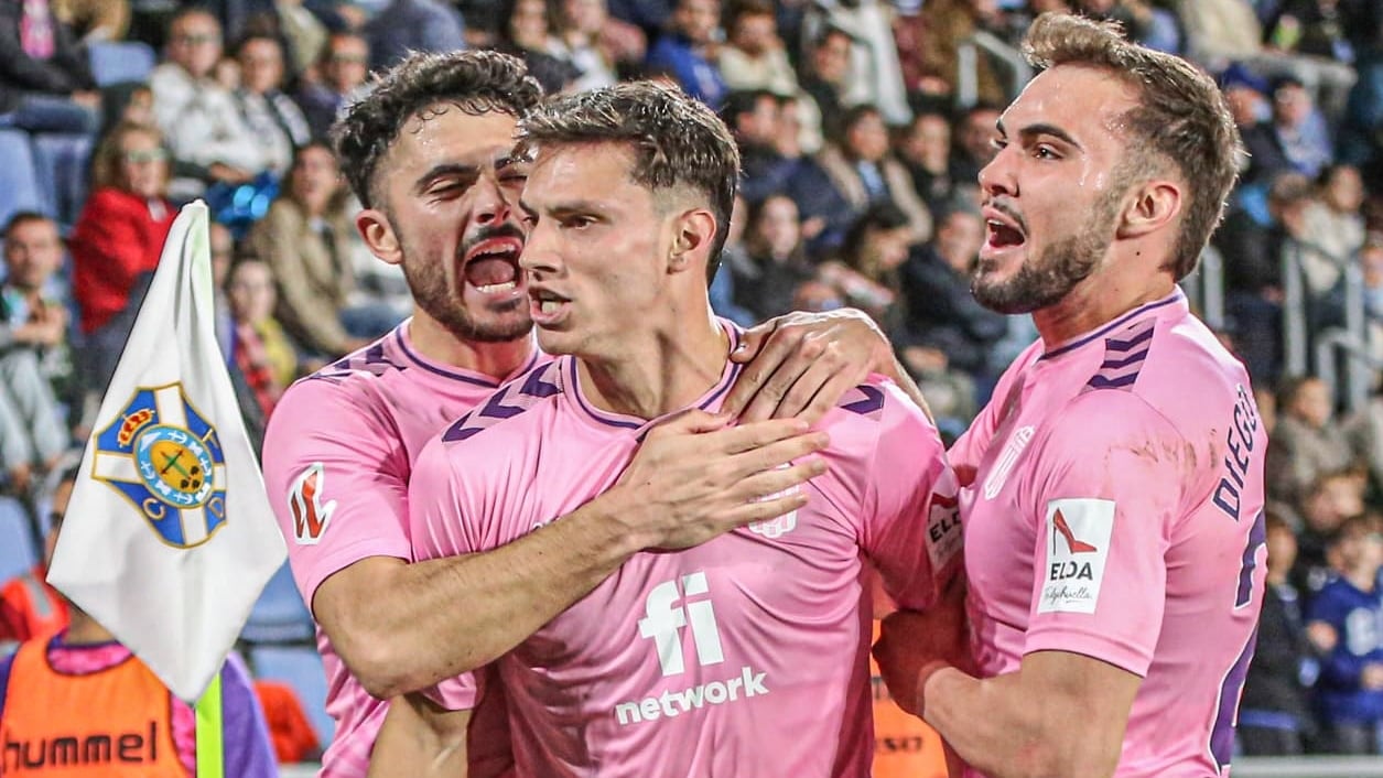 Javi Llabrés celebra su primer gol con el Eldense