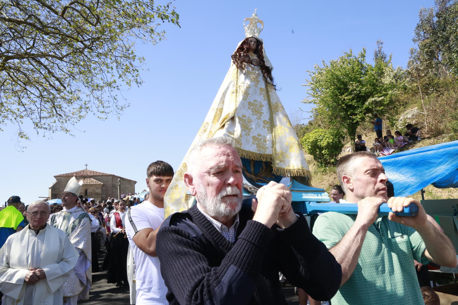 Procesión con la Virgen del Nordés durante la romería de Chamorro de este lunes (foto: Concello de Ferrol)