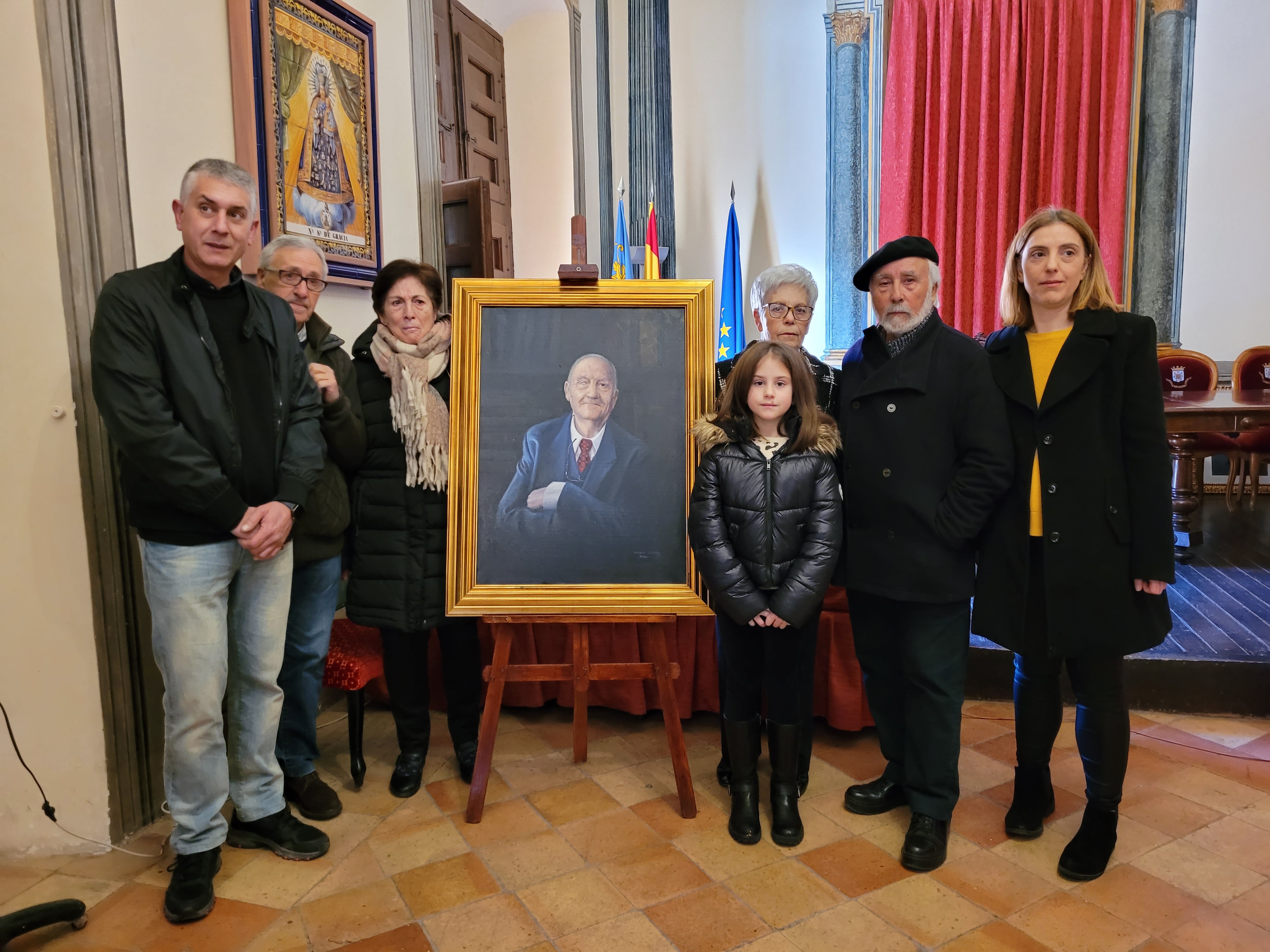 La familia de Cristóbal Payá con el cuadro y el autor