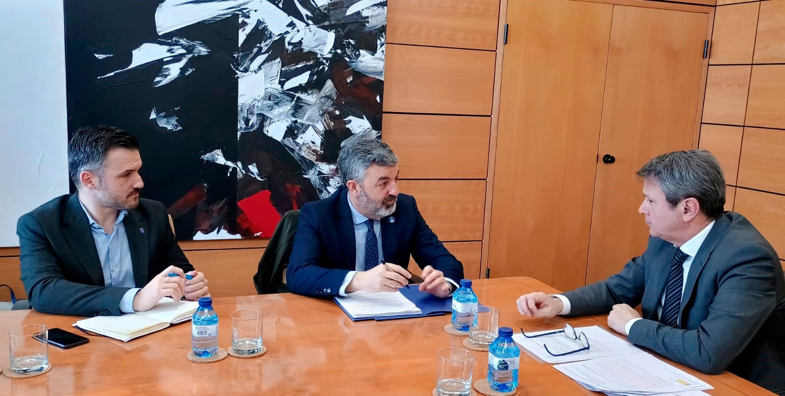 Alejandro Calvo (en el centro) y el secretario de Estado (a la derecha) en un momento de la reunión. Les acompaña el viceconsejero de Transportes, Jorge García.