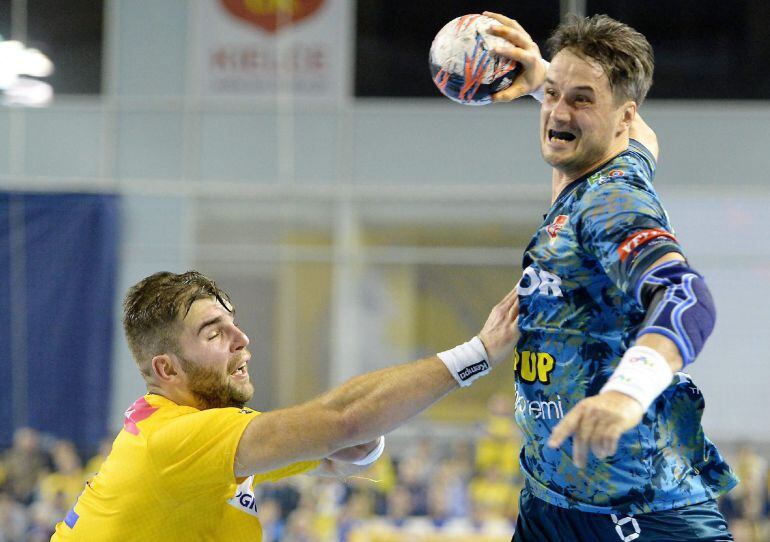 Mateusz Kus (L) of Vive in action against Dybdal Bo Spellerberg (R) of KIF Kolding during the EHF Champions League handball match between KS Vive Tauron Kielce and KIF Kolding Kobenhavn in Kielce, Poland, 22 November 2015. (Liga de Campeones, Balonmano, Polonia)