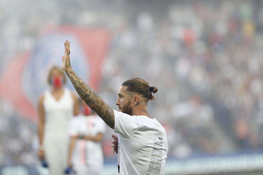 Sergio Ramos saluda a la grada en la presentación de temporada del PSG