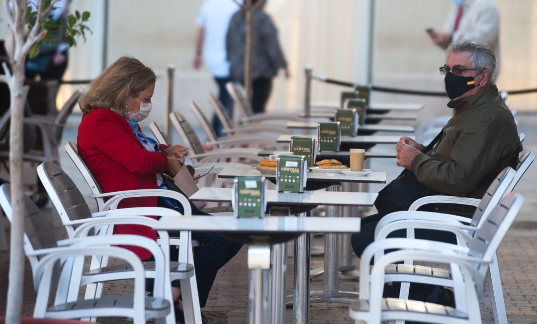 Archivo - Consumidores de terrazas, bares y cafeterías de Málaga portan sus mascarillas.