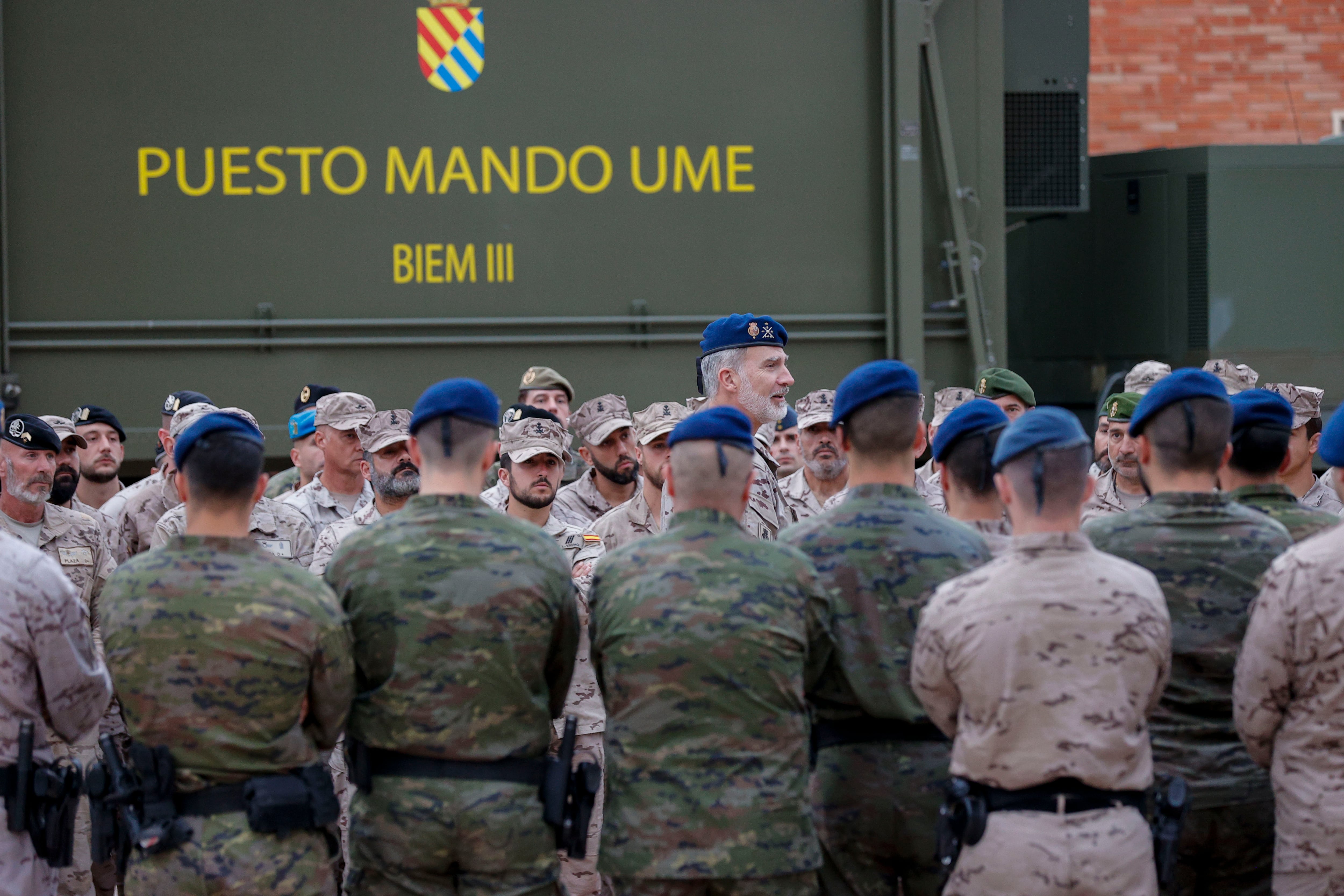 El rey Felipe VI conversa con militares en la finalización de su visita a la base militar Jaime I de Bétera, donde ha visitado al contingente desplegado en la zona por las inundaciones causadas por la DANA de hace catorce días