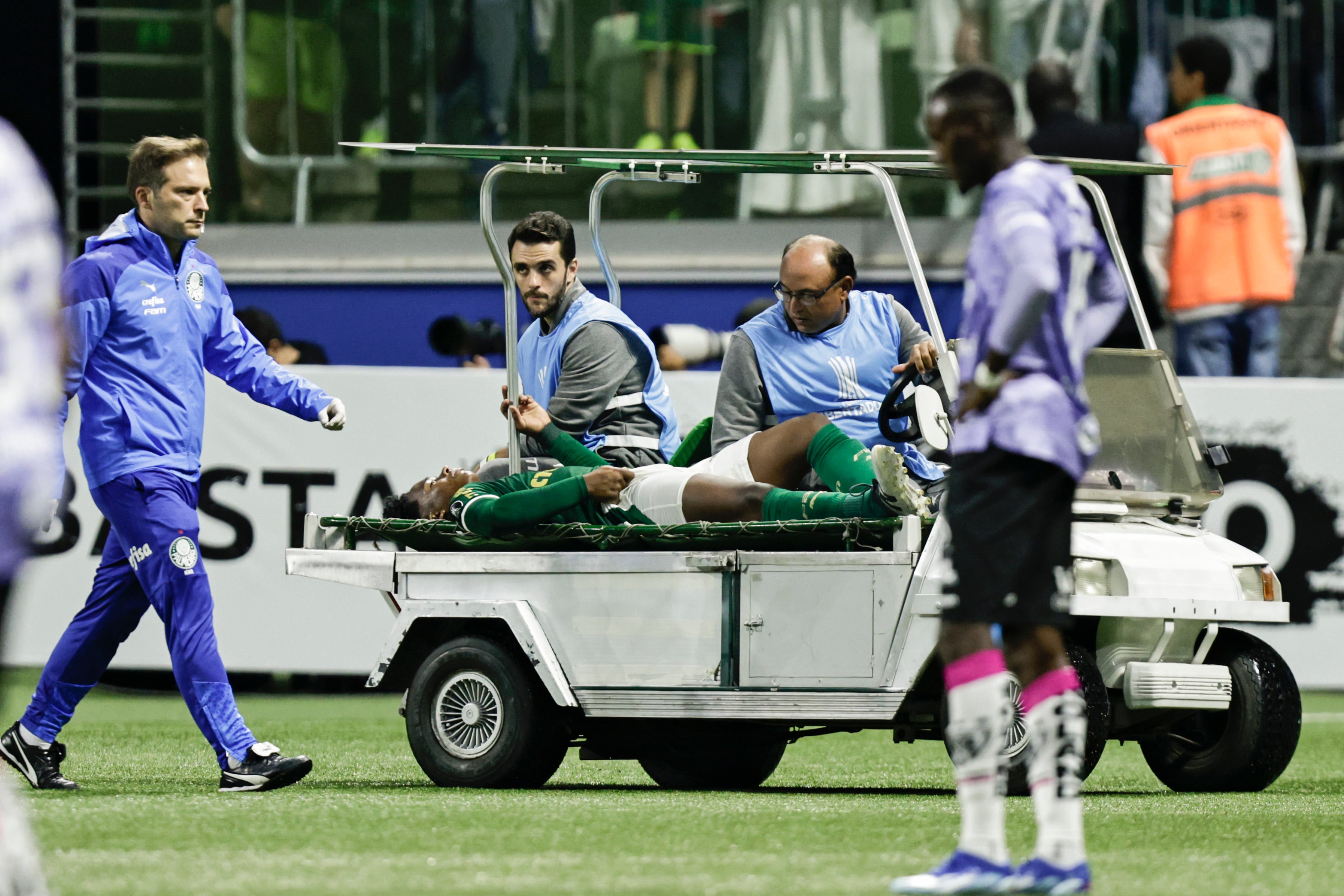 Endrick Felipe de Palmeiras sale de la cancha tras sufrir una lesión