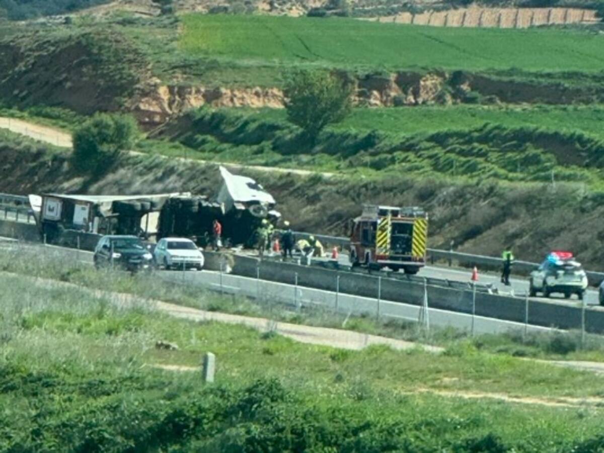 Vuelca un tráiler en la A-1 a la altura de Aranda de Duero