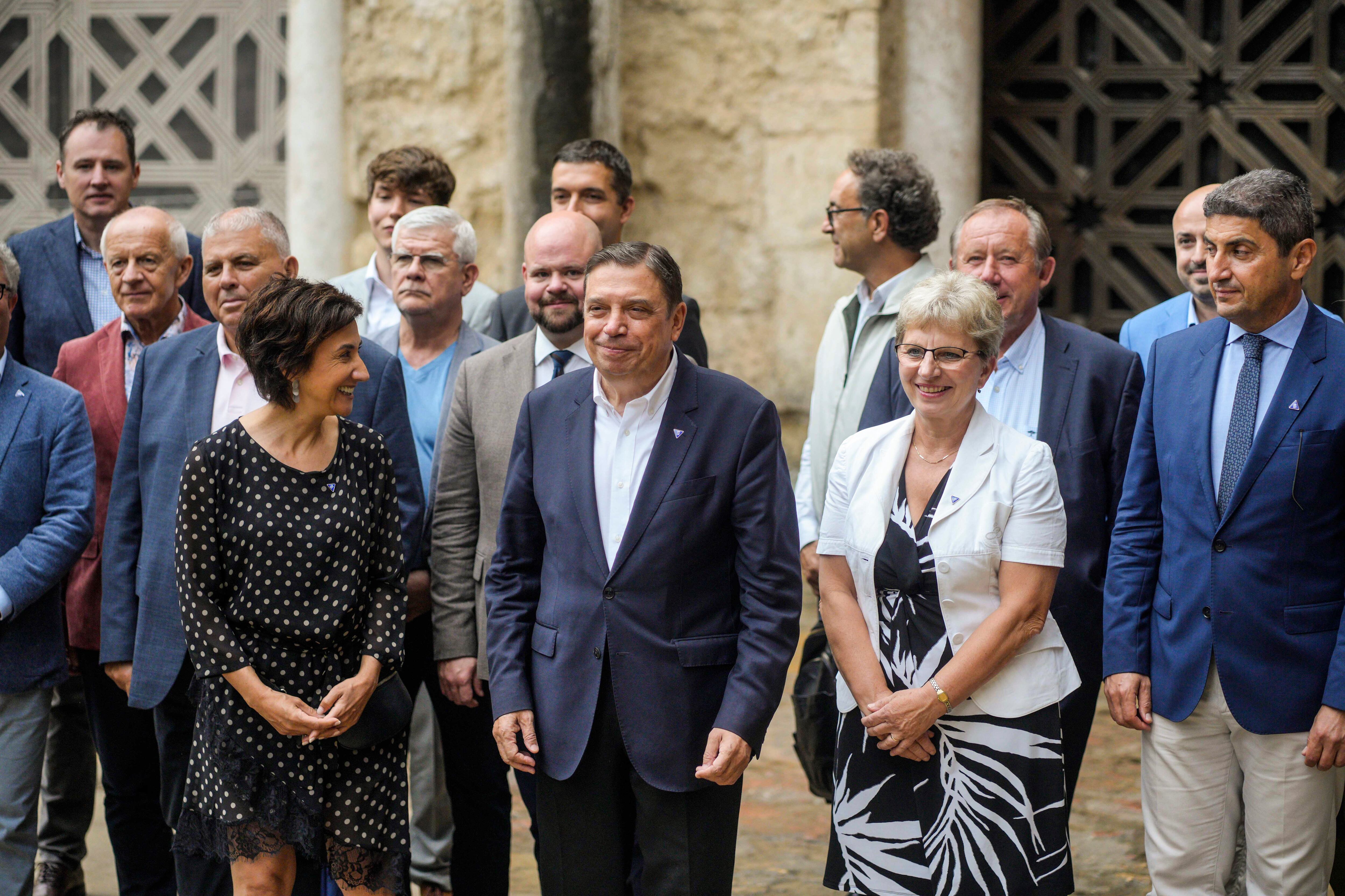 CORDOBA 03/09/2023.- Reunión de los ministros de Agricultura de la Unión Europea en Córdoba con motivo de la RIM AGRIFISH. En la imagen el ministro español Luis Planas (c) junto al resto de autoridades posando para la foto de familia. EFE/Rafa Alcaide.
