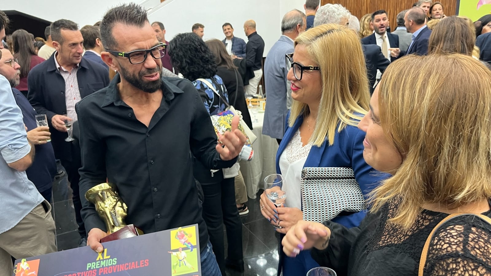 Juanma González con la alcaldesa de Petrer, Irene Navarro, y la edil de Deportes, Patricia Martínez