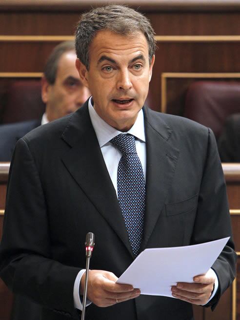 José Luis Rodríguez Zapatero durante su intervención en la sesión de control al Ejecutivo celebrada este miércoles en el Congreso de los Diputados, en la que ha anunciado la privatización de la gestión de los aeropuertos de Barajas y el Prat, entre otras medidas.