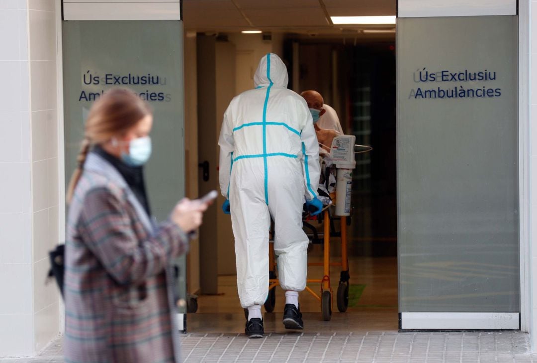 Un sanitario traslada a un enfermo en el Hospital Clínico de Valencia