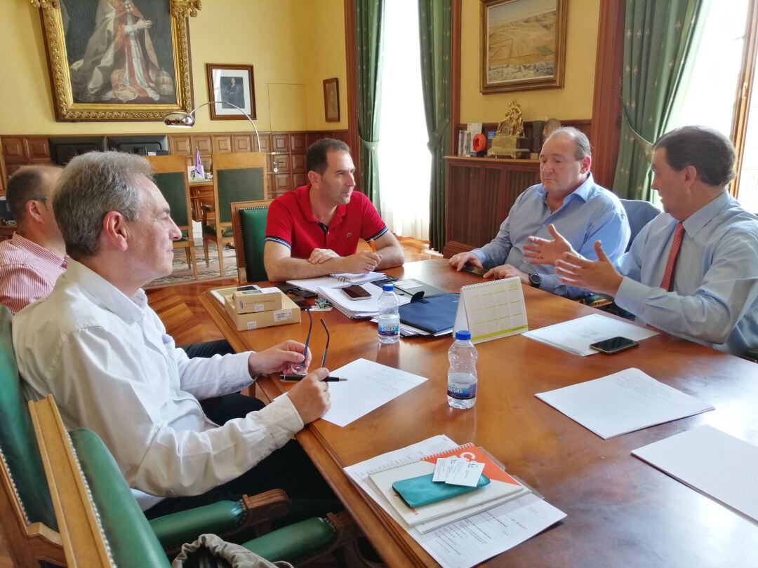 Los responsables de Urbaser durante una reunión con miembros de la corporación municipal