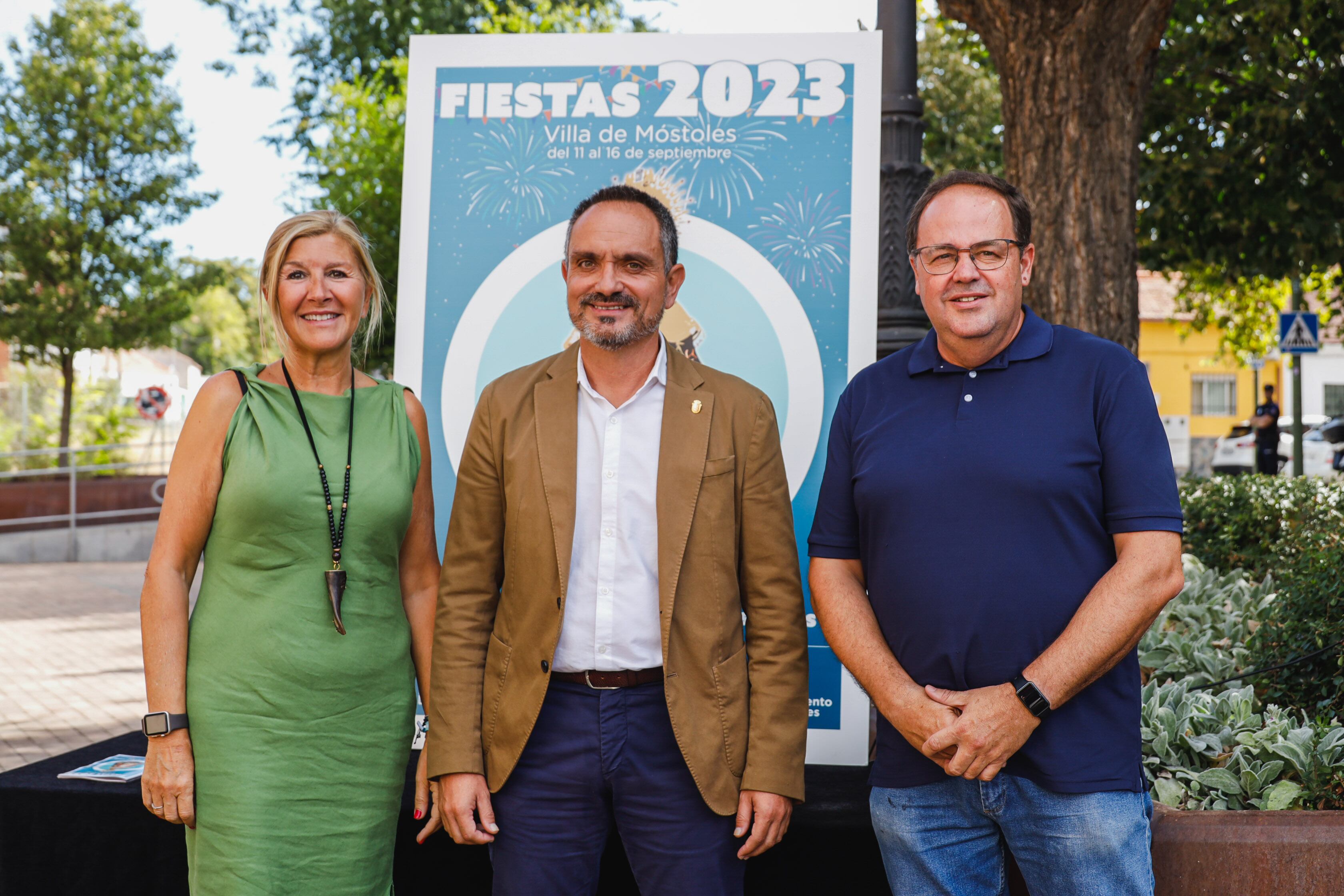 Cristina Molina de Miguel, concejala de Festejos, junto a &quot;Boti&quot;, pregonero de las Fiestas Patronales y el Alcalde de Móstoles, Manuel Bautista, durante la presentación de las Fiestas Patronales 2023.