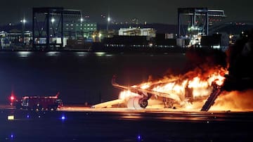 Un avión con 379 personas a bordo se incendia después de chocar con una aeronave militar en un aeropuerto de Tokio