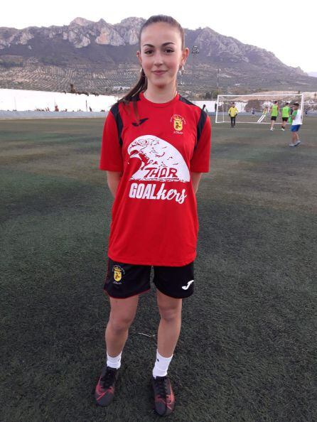 María López con la equipación del equipo cadete de la EMD Jódar