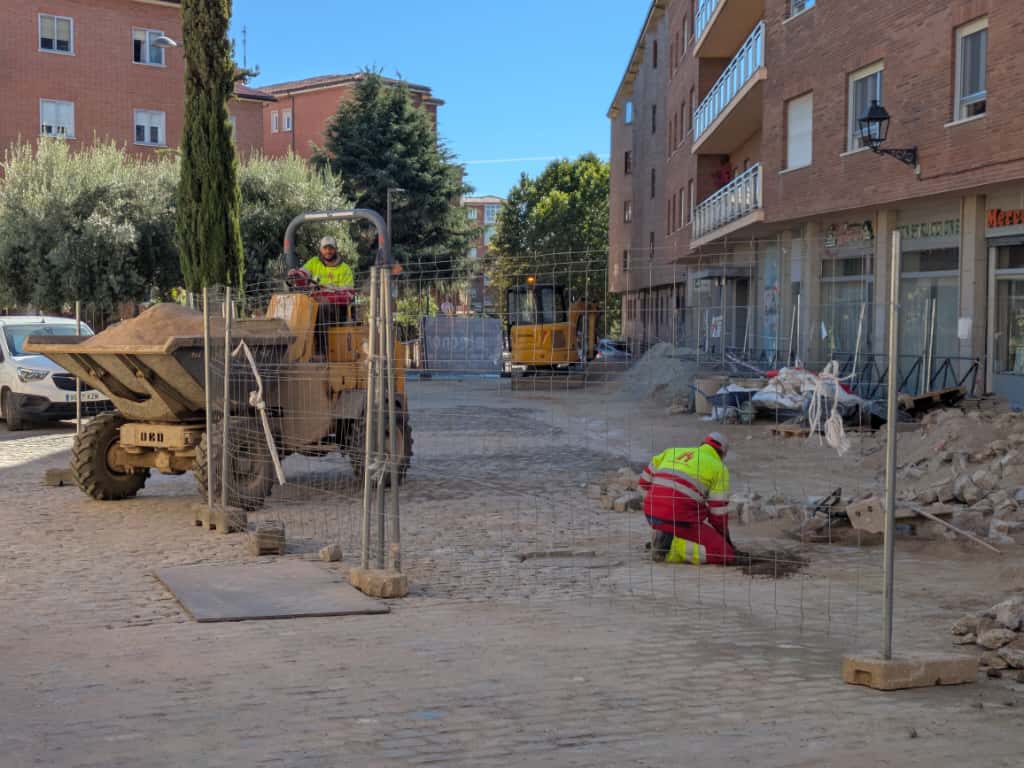 Trabajadores empresa construcción trabajando en una obra.