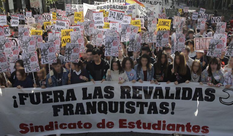 Varios jóvenes durante la marcha estudiantil convocada en Madrid por la Plataforma Regional por la Escuela Pública