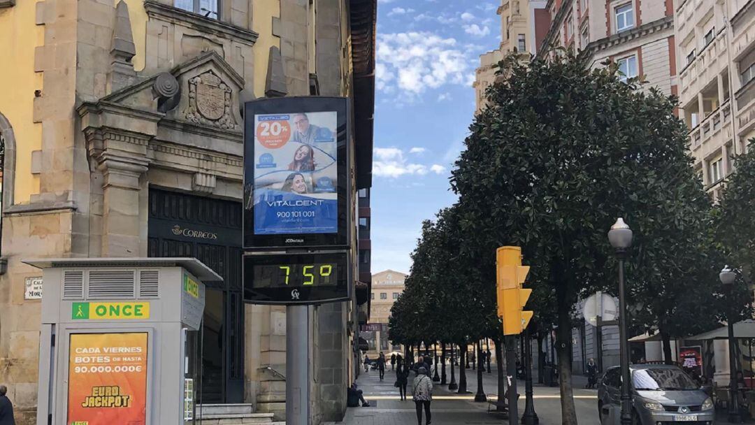 Entrada a la oficina principal de Correos en Gijón. 