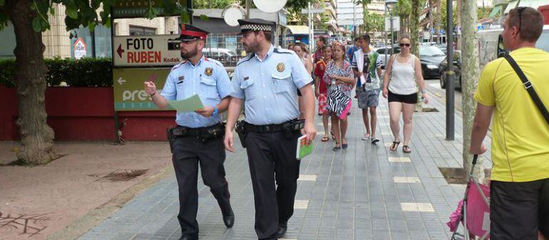Els agents passegen pels carrers comercials.