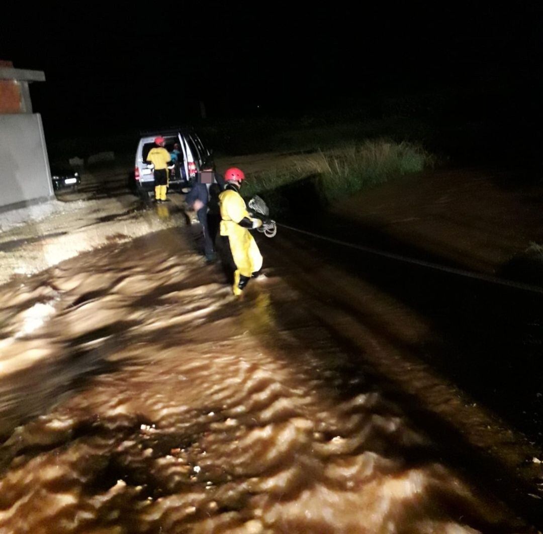 Los bomberos de Alzira rescatan a 6 trabajadores