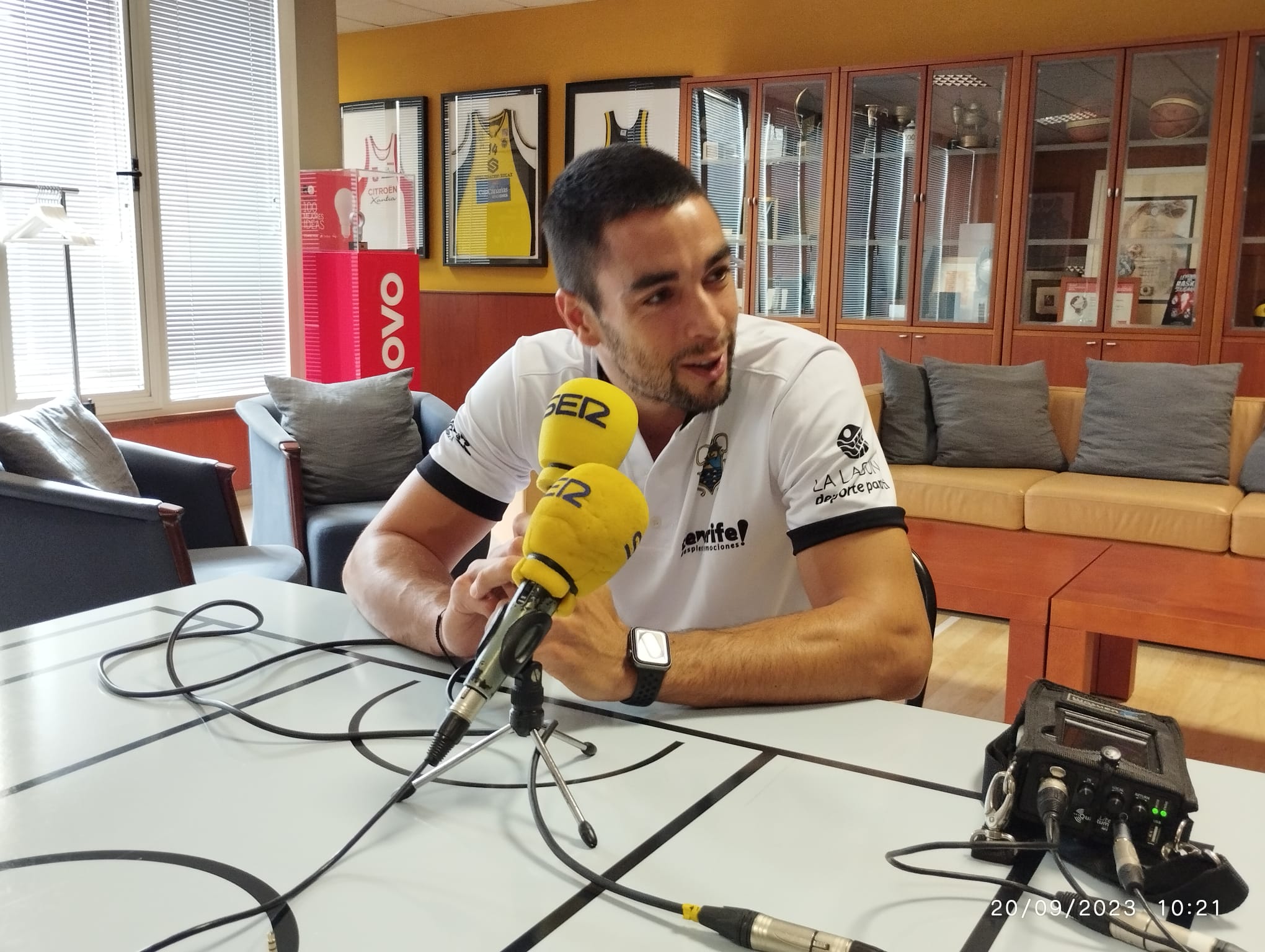 Álex López, en el Santiago Martín para la entrevista en la SER.