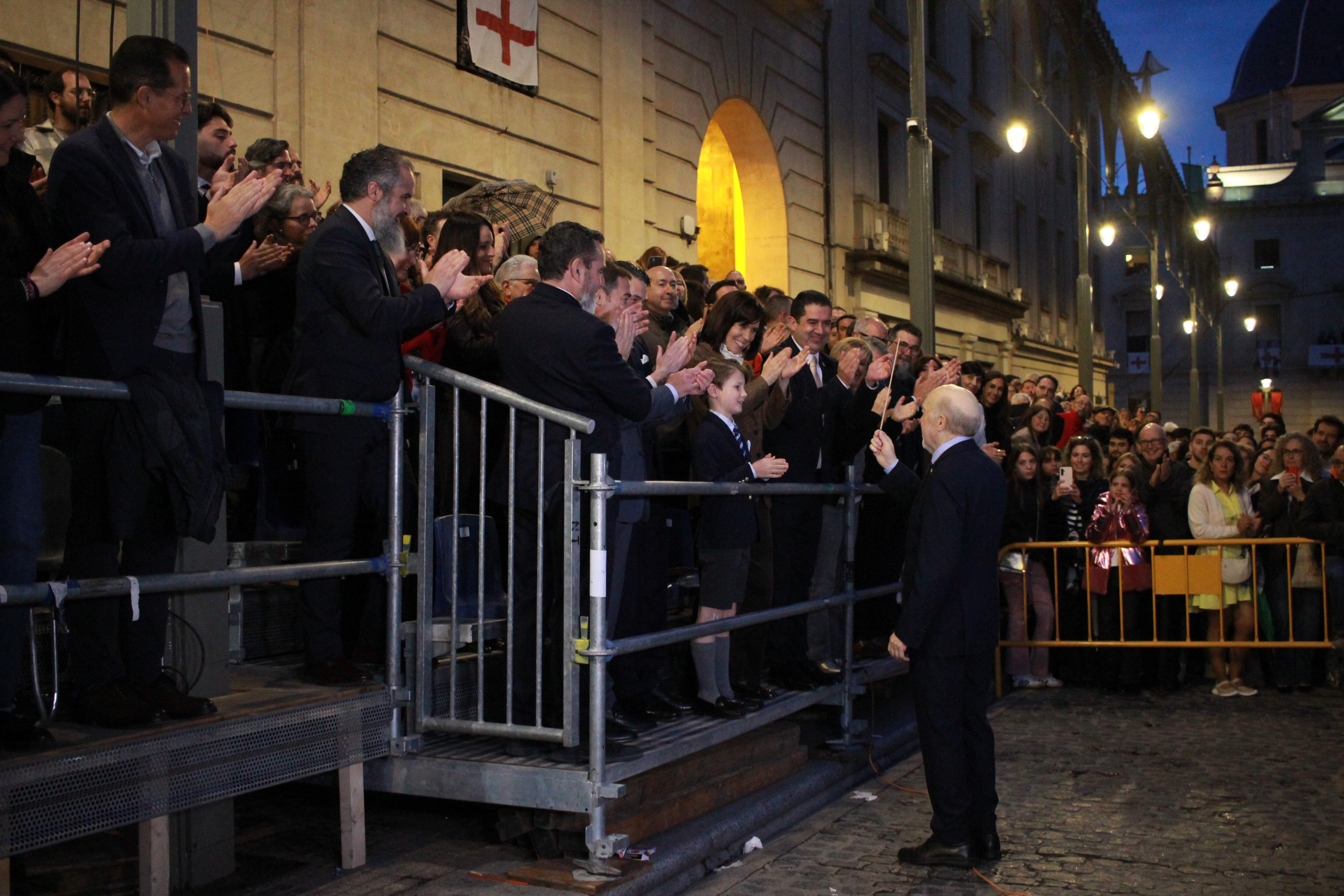 José María Valls Satorres recibiendo la batuta de manos de Mateo Vilaplana Blaak, Sant Jordiet 2026.