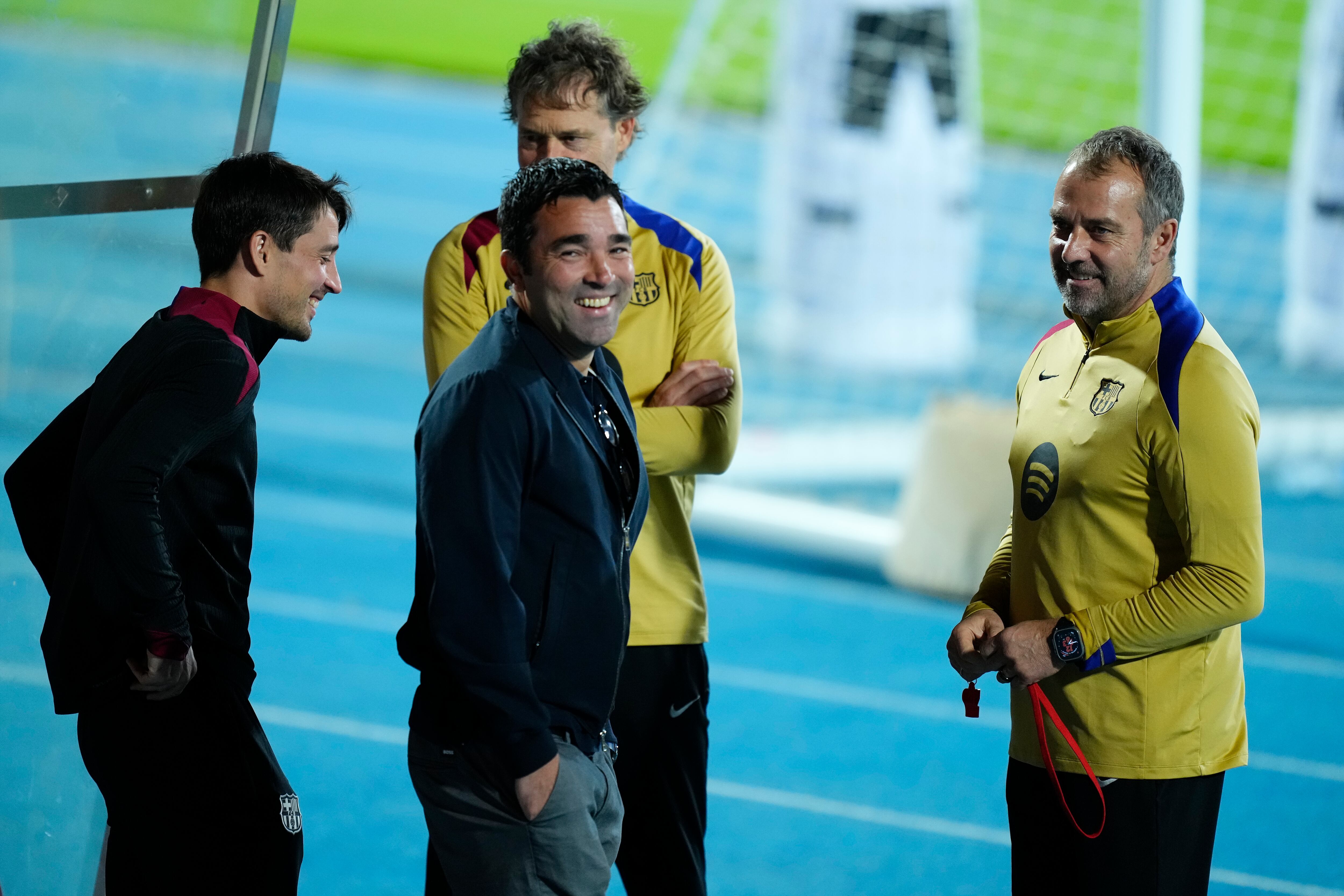 Flick conversa con Deco en la previa de un partido de la Supercopa de España