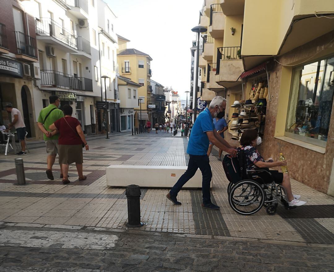 Varias personas pasean por la carrera Espinel