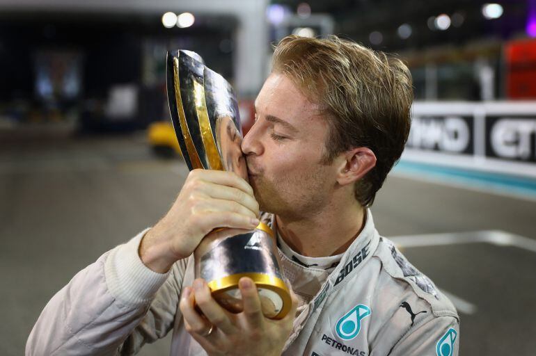 Nico Rosberg con su título de campeón del mundo