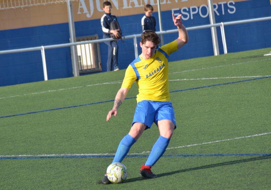 Álvaro La Peña golpeando el balón.