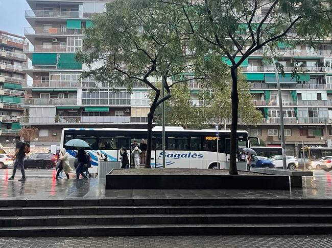 Un dels autobusos llançadora arribant a l'estació de Sagrera-Meridiana.