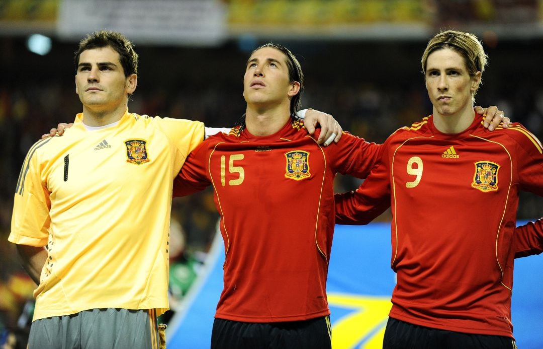 Iker Casillas, Sergio Ramos y Fernando Torres antes de un amistoso contra Inglaterra en 2009.