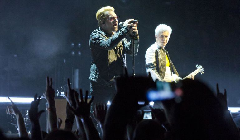 El cantante Bono de la banda irlandesa U2 durante un concierto en el Mercedes-Benz Arena de Berlín.